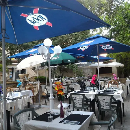 Restaurant Les Cigalons מלון